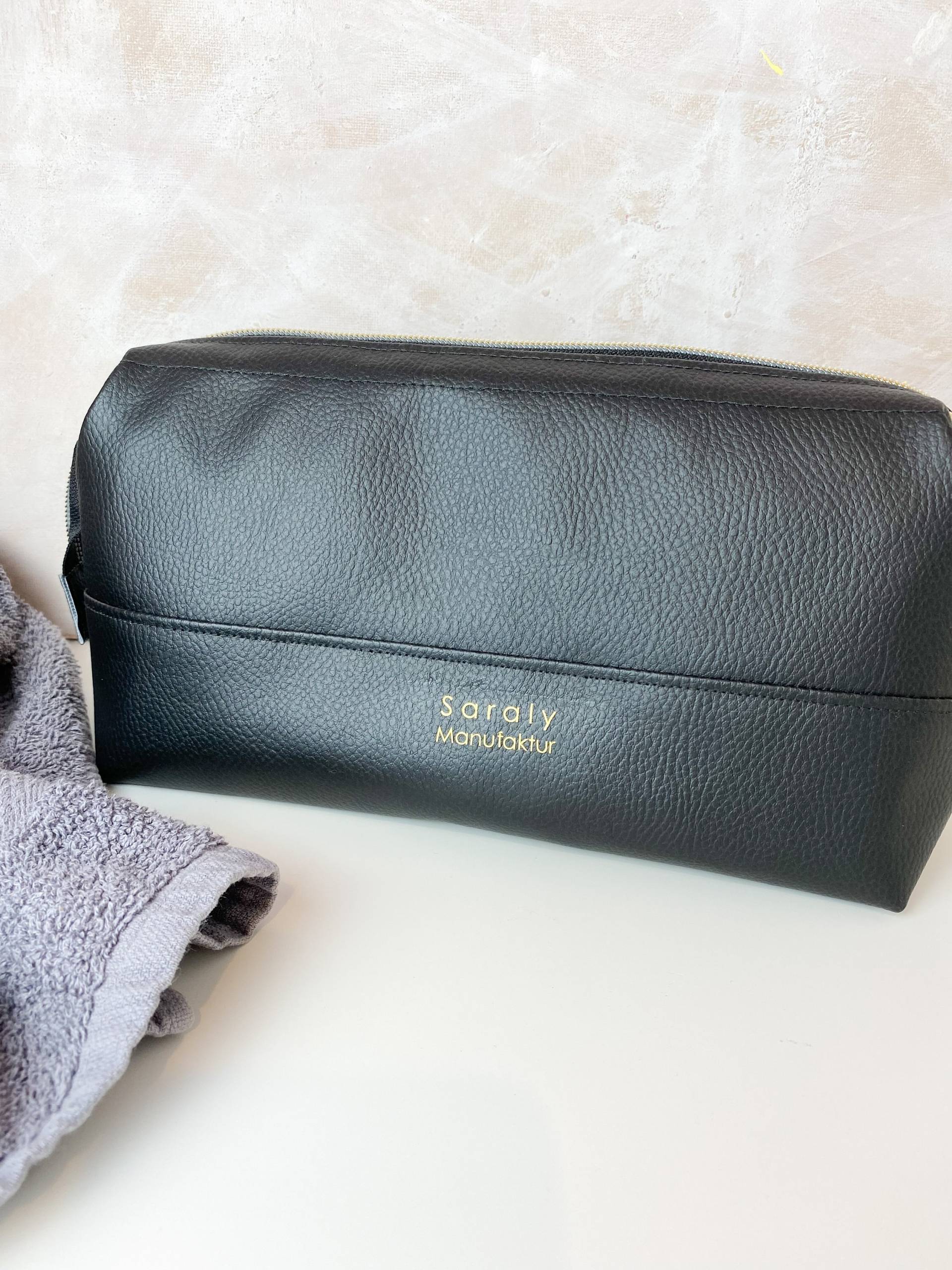 Elegante Kosmetiktasche Mit Draht-Bügeln - Weite Öffnung | Waschbeutel Kulturtasche Schminktasche Geschenk Schwarz Größe M Vegan von SaralyManufaktur