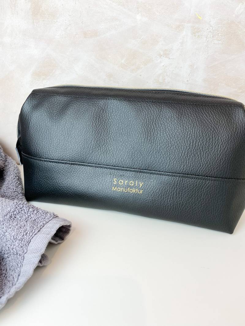 Elegante Kosmetiktasche Mit Draht-Bügeln - Weite Öffnung | Waschbeutel Kulturtasche Schminktasche Geschenk Schwarz Größe M Vegan von SaralyManufaktur