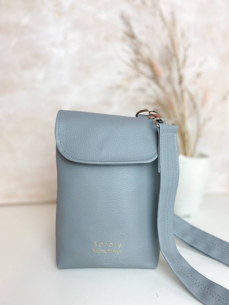 Handyhülle Aus Kunstleder | Schutzhülle Für Smartphone Kleine Handy Umhängetasche Mit Schultergurt Valentinstaggeschenk Grau von SaralyManufaktur