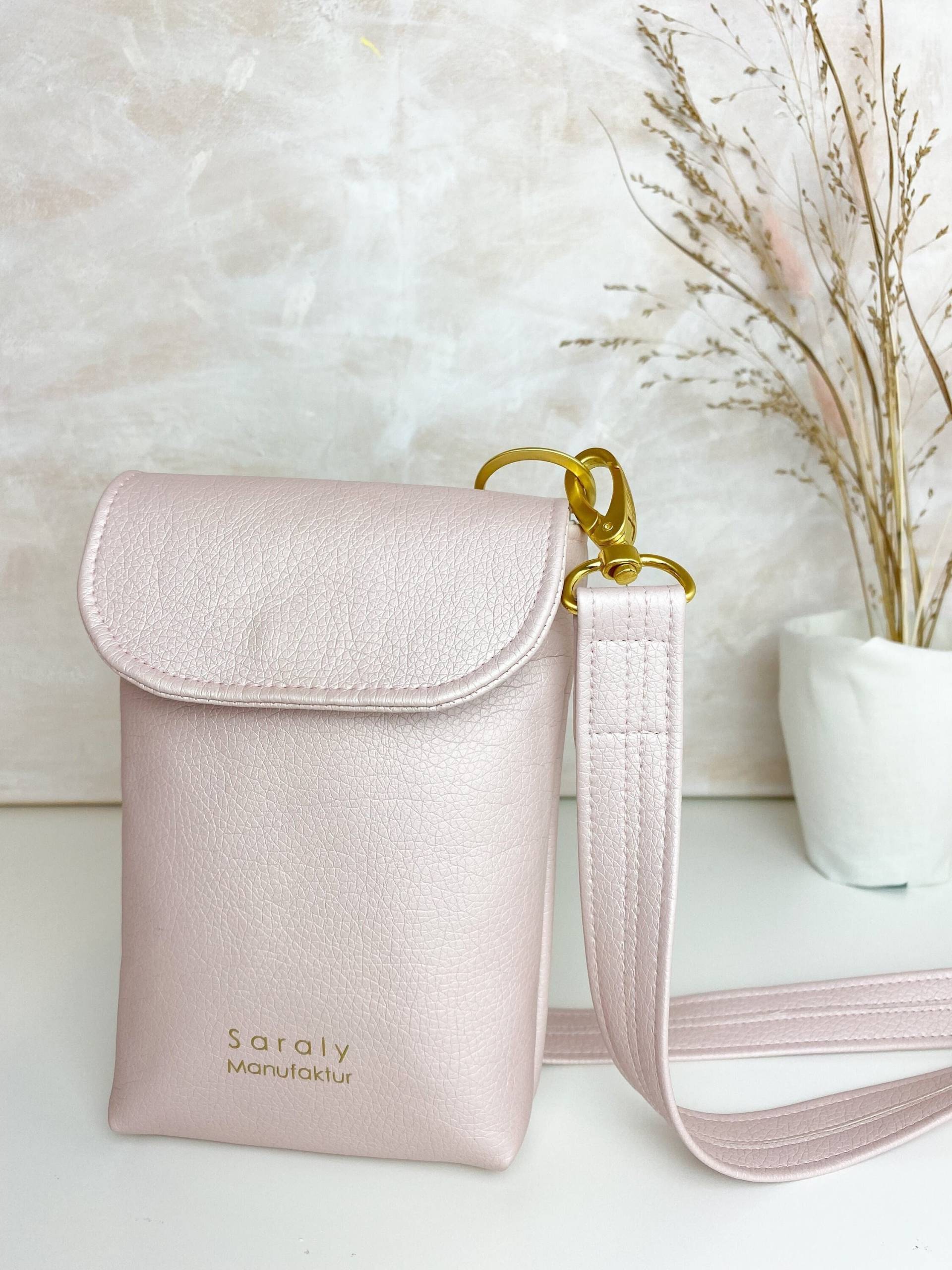 Handyhülle Aus Kunstleder | Schutzhülle Für Smartphone Kleine Handy Umhängetasche Mit Schultergurt Valentinstaggeschenk Rosa von SaralyManufaktur