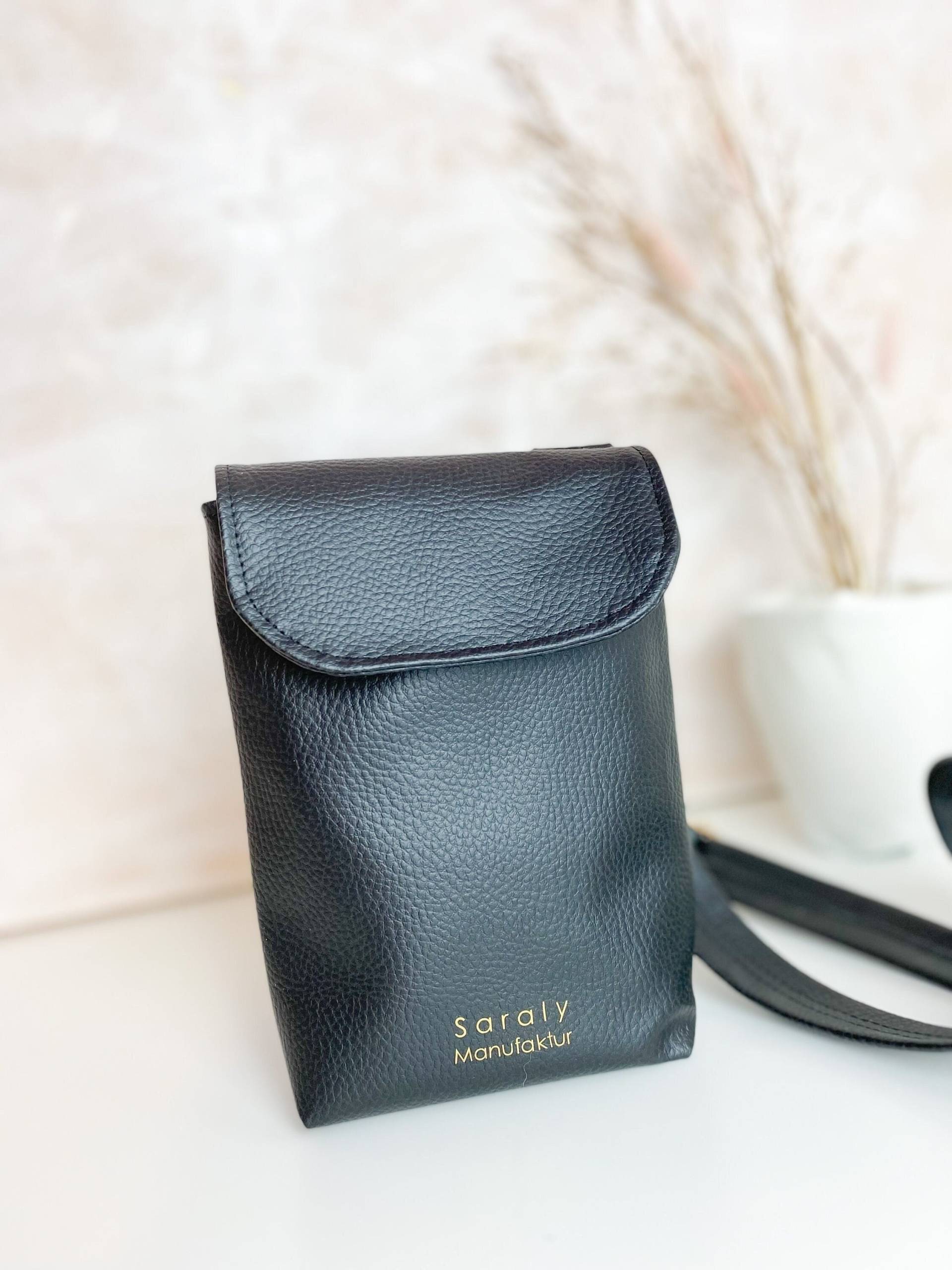 Handyhülle Aus Kunstleder | Schutzhülle Für Smartphone Kleine Handy Umhängetasche Mit Schultergurt Valentinstaggeschenk Schwarz von SaralyManufaktur