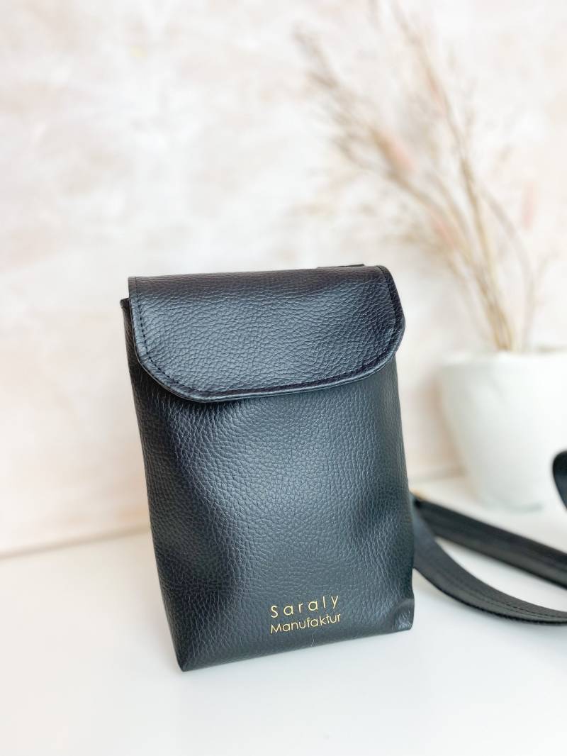 Handyhülle Aus Kunstleder | Schutzhülle Für Smartphone Kleine Handy Umhängetasche Mit Schultergurt Valentinstaggeschenk Schwarz von SaralyManufaktur