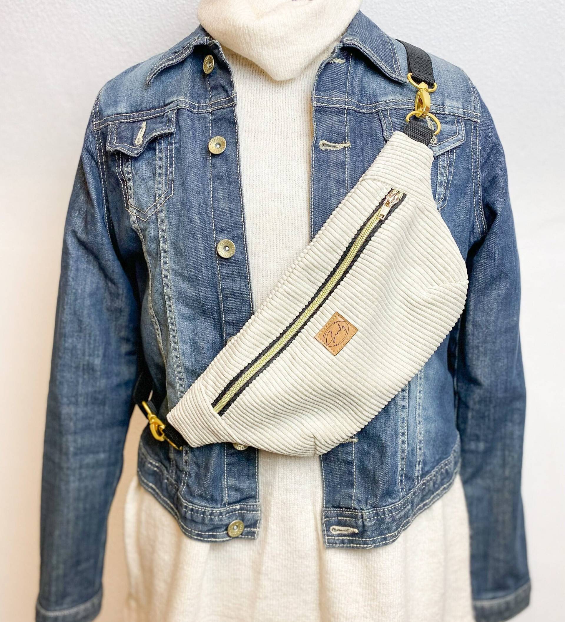 Moderne Wunderschöne Bauchtasche - Cord Umhängetasche Crossbody Tasche Gürteltasche Mit Wechselgurt Beige von SaralyManufaktur