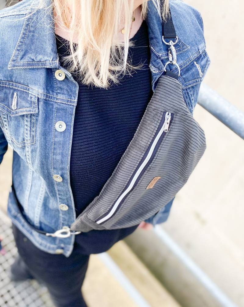 Moderne Wunderschöne Bauchtasche - Cord Umhängetasche Crossbody Tasche Gürteltasche Mit Wechselgurt Grau von SaralyManufaktur