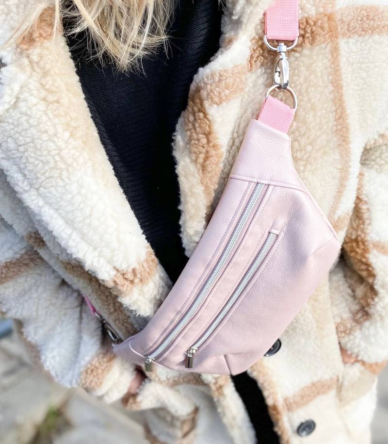 Wunderschöne Bauchtasche - Vegan Umhängetasche Crossbody Tasche Gürteltasche Aus Kunstleder Mit Wechselgurt von SaralyManufaktur