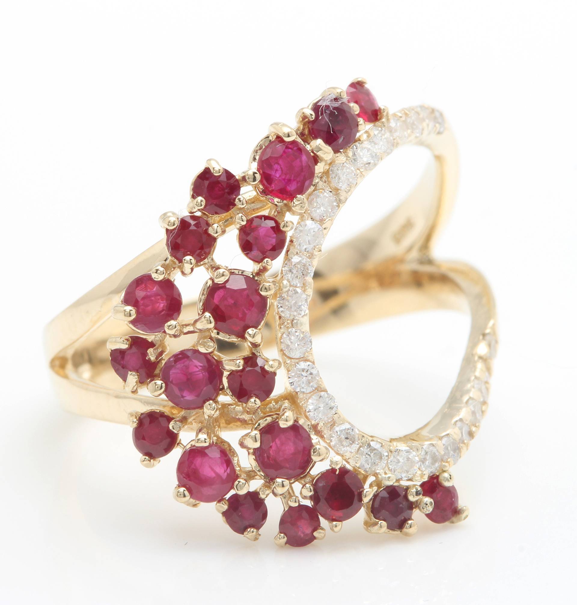 Ring Aus 1, 80 Karat Natürlichem Roten Rubin Und Diamanten in 14-Karätigem Gelbgold von Saranied81
