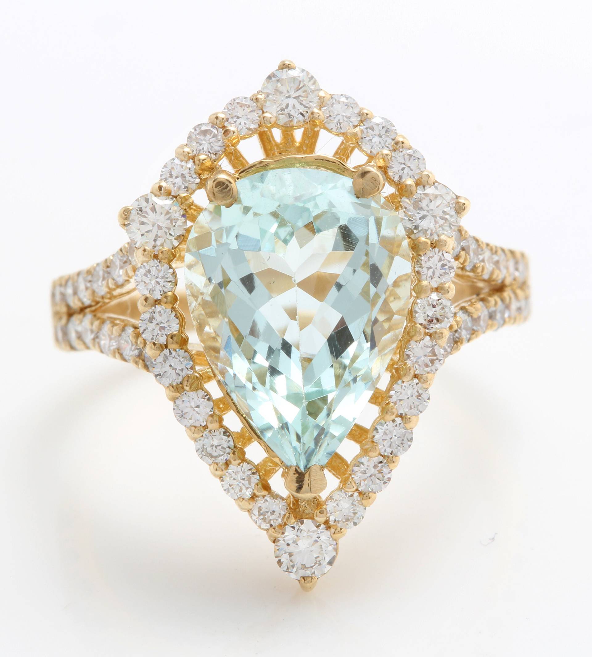 4.32 Karat Natürlicher Blauer Aquamarin Und Diamanten in 14K Gelbgold Ring von Saranied81