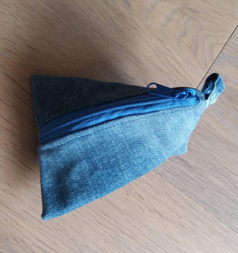 Dreieckstasche Mit Karabiner, Small Triangular Bag With Carabiner Hook Inside - Recycled Denim Jeans . Reduce Waste von SarasDon8Denim