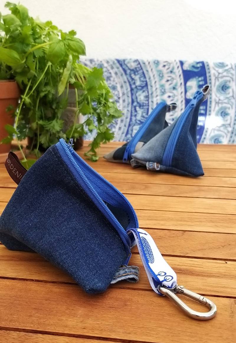 Dreieckstasche Mit Karabiner, Small Triangular Bag With Carabiner Hook Inside - Recycled Denim Jeans . Reduce Waste von SarasDon8Denim