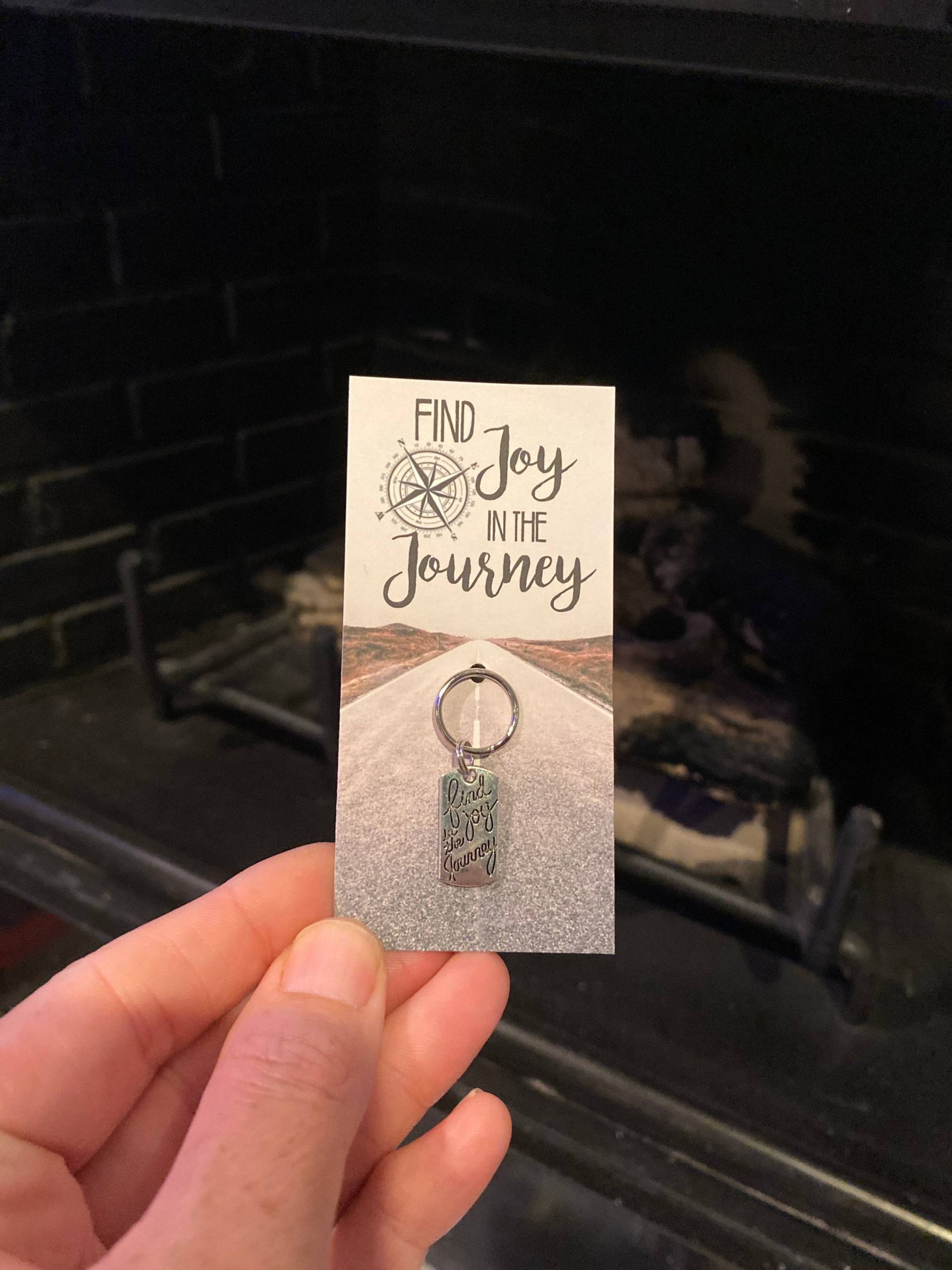 Finden Sie Freude in Der Reise Zipper Pull Keychain von SarasTableCharms19