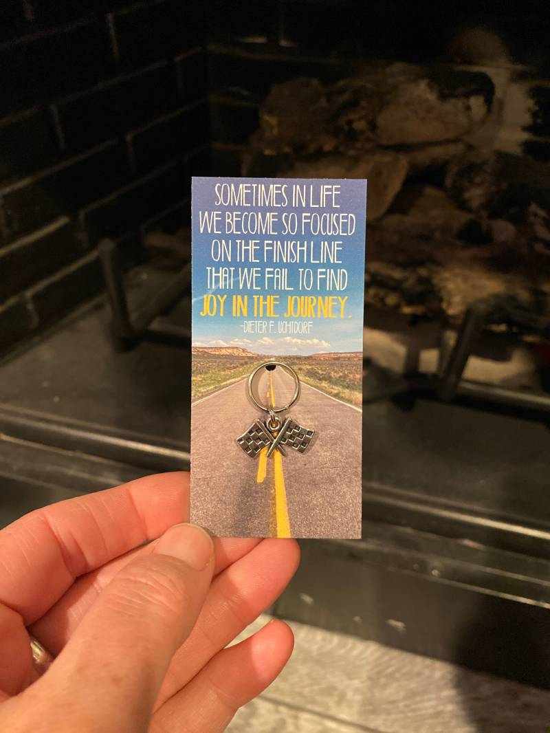 Joy in The Journey Racing Flags Charm Manchmal Im Leben Werden Wir So Fokussiert Auf Die Ziellinie Fun Gift Road To 1stk von SarasTableCharms19