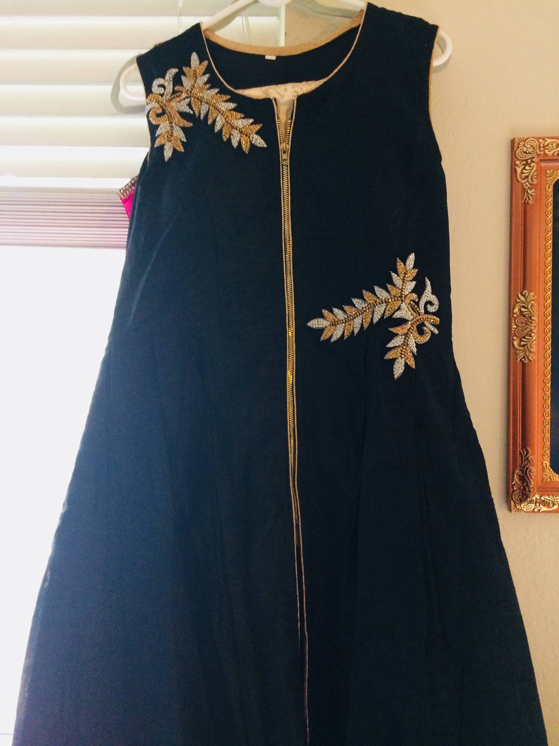 Schwarz-Goldenes Kleid Zur Goldenen Bestickten Hose Schwarz-Goldenes Kleid Zur Goldenen Bestickten Hose von SarashopByMisha