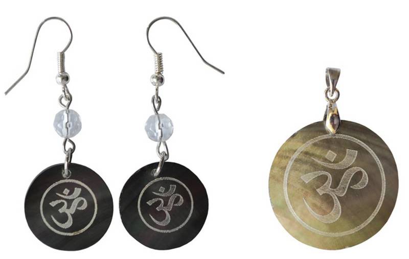 Saraswati Anhänger Set Set Gravur "OM" Muschel Anhänger Ø3cm, Ohrhängerpaar Ø2cm von Saraswati