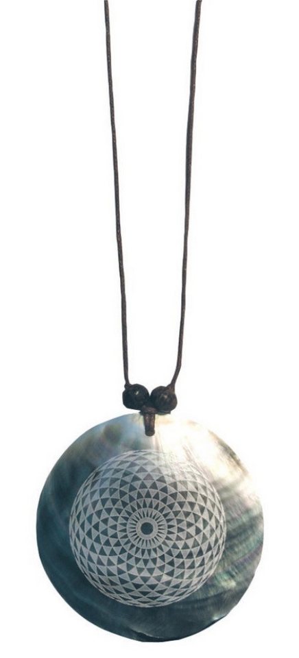 Saraswati Kette mit Anhänger Muschelschmuck mit Gravur "Sahasrara-Chakra" 6cm von Saraswati