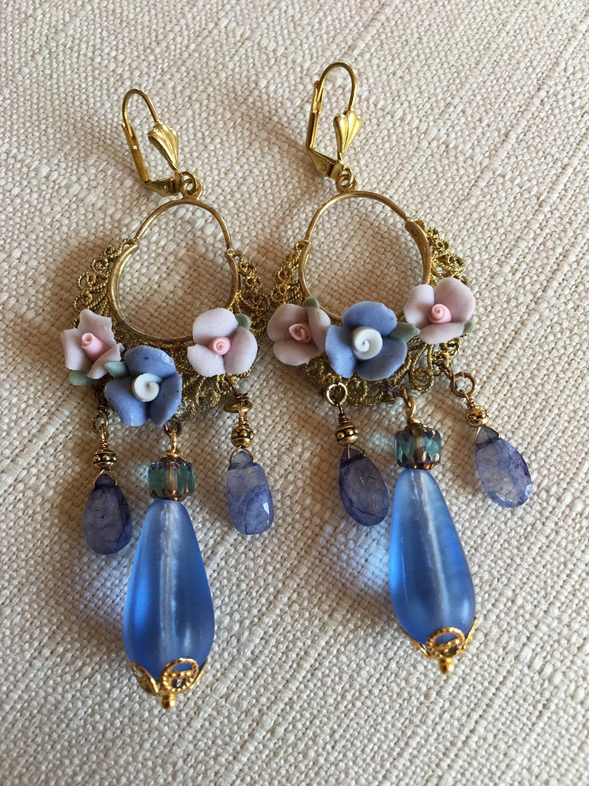 Blau/Rosa Keramikblumen Mit Blauem Glas Und Mondstein-Hängenden Ohrringen von SaraswatiBijoux