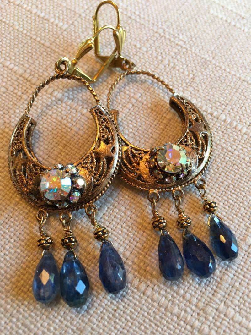 Filigraner Kronleuchter Mit Schönen Blauen Kyanit-Tränen-Hängenden Ohrringen von SaraswatiBijoux