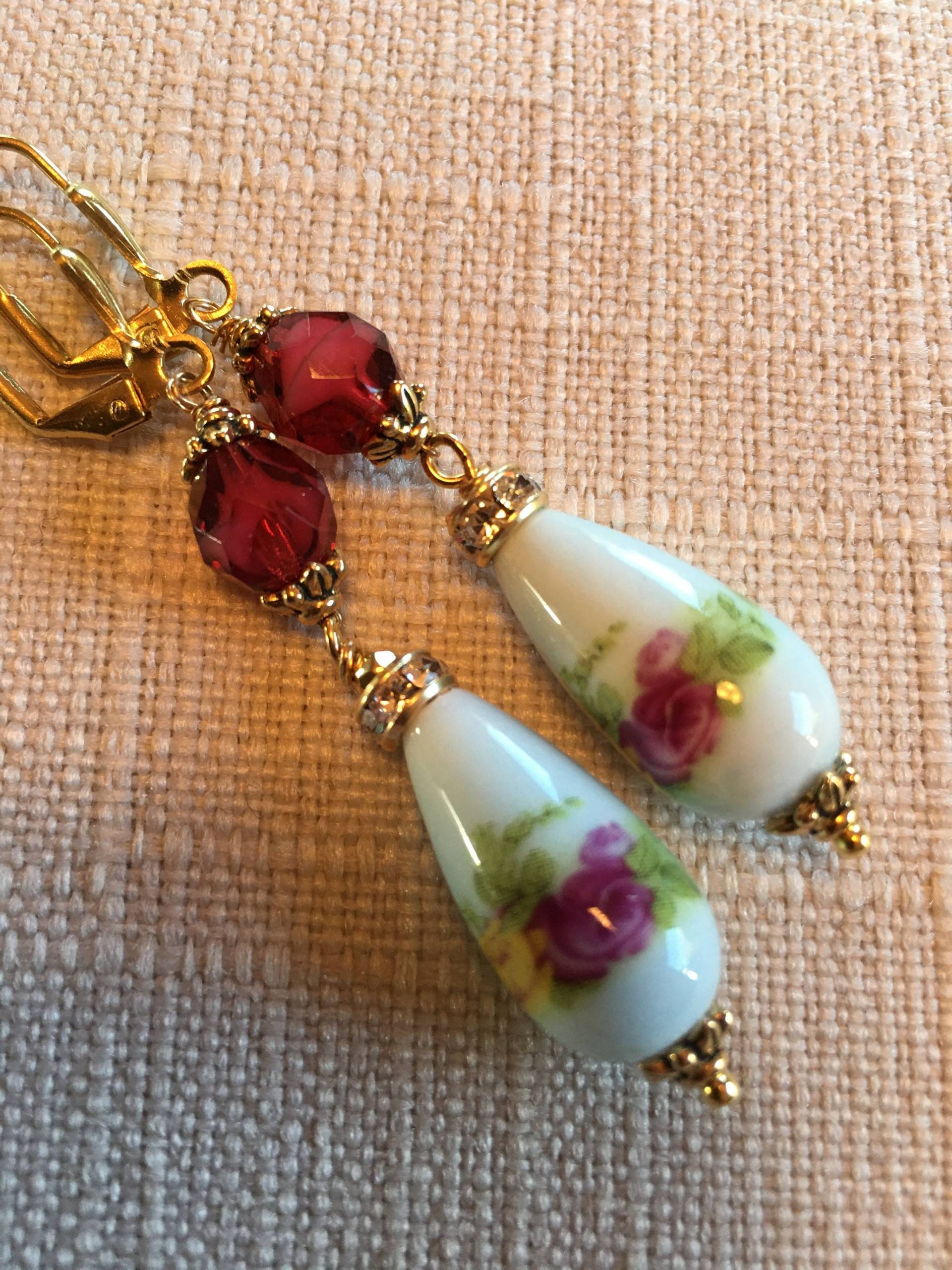 Vintage Blümchen Glasperlen Und Cranberry Glas Ohrringe von SaraswatiBijoux