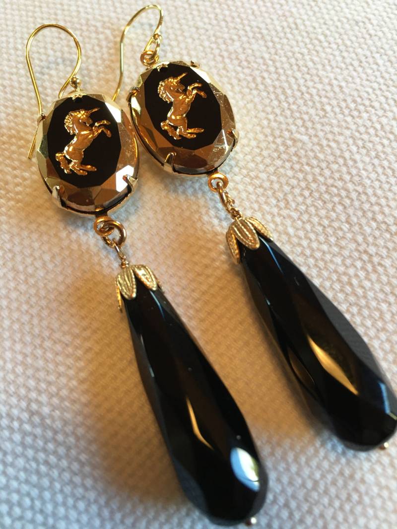 Vintage Gravierte Glas Cabochon Und Schwarze Onyx Ohrringe von SaraswatiBijoux