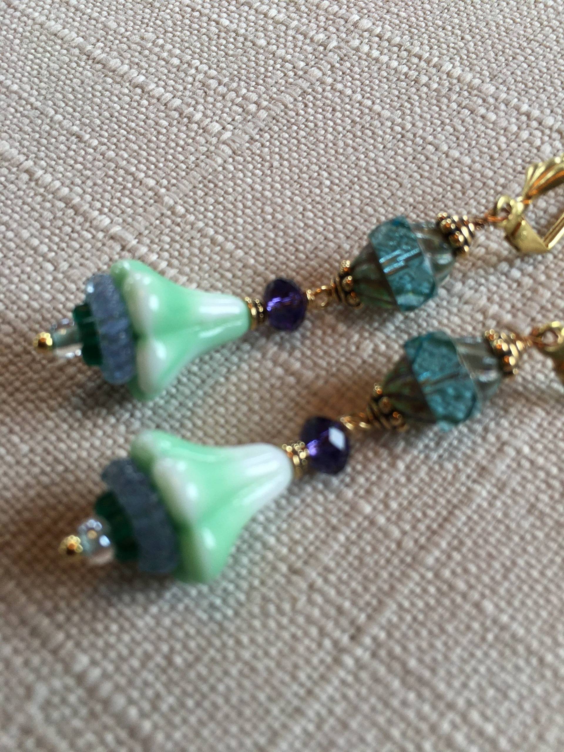 Vintage Grüne Glasblumen Und Blaue Picassoglas Ohrringe von SaraswatiBijoux