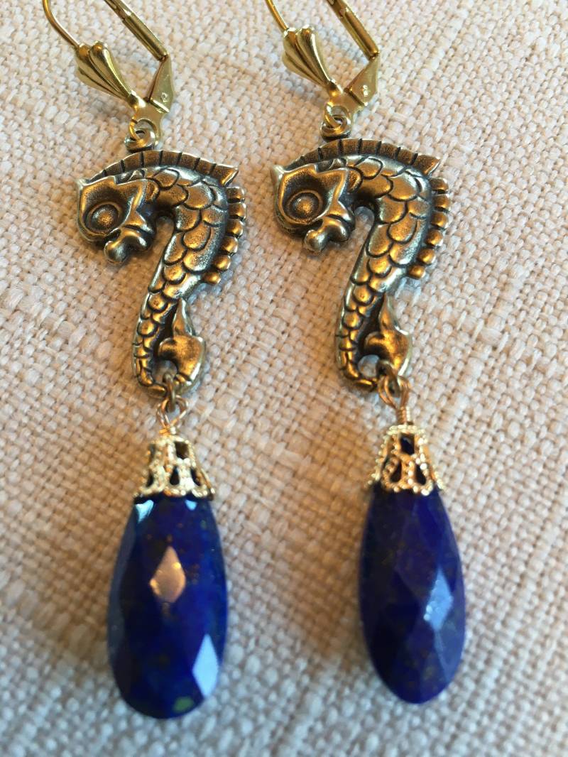 Vintage Messing Seepferdchen Mit Schönen Facettierten Lapis Lazuli Tear Drop Ohrringe von SaraswatiBijoux