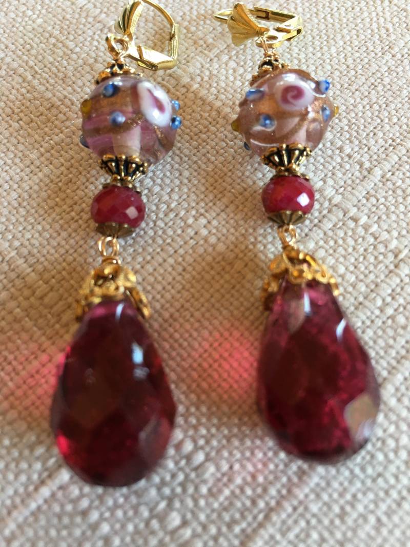 Vintage Rubin Lampwork & Blush Hochzeitstorte Ohrringe von SaraswatiBijoux