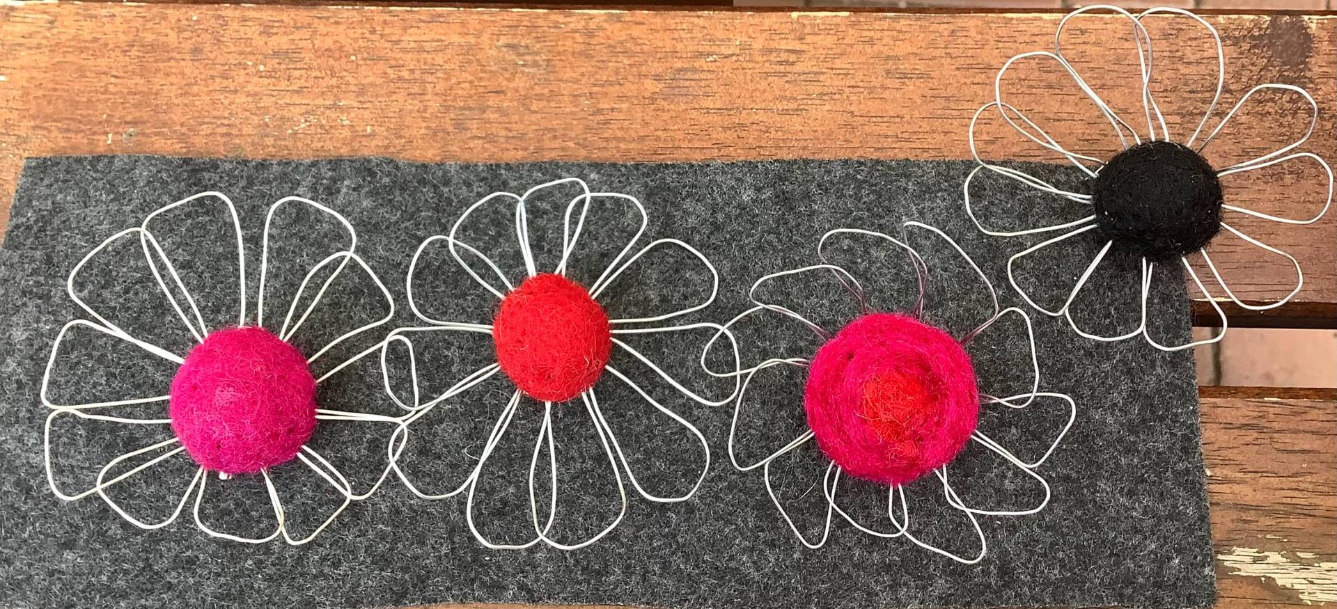 1 Blumige Pure Blütenbrosche Brosche Filz Und Schmuckdraht ~6x6cm Margarite von SaraundOnsiFilzerei