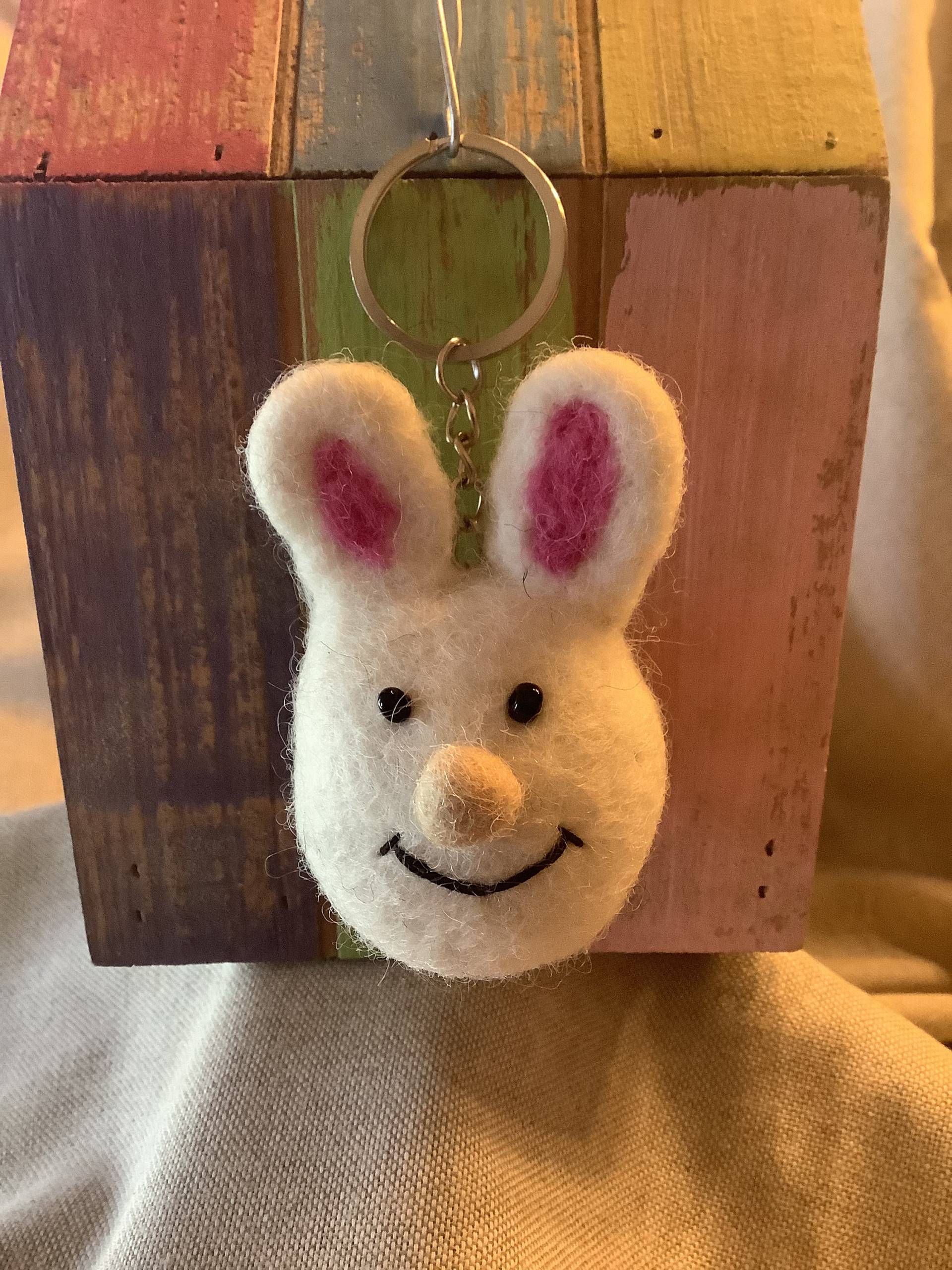 Filz Hase Schlüsselanhänger Taschenbaumler Weisses Kaninchen Filz Hase Schlüsselanhänger Taschenbaumler Weisses Kaninchen von SaraundOnsiFilzerei