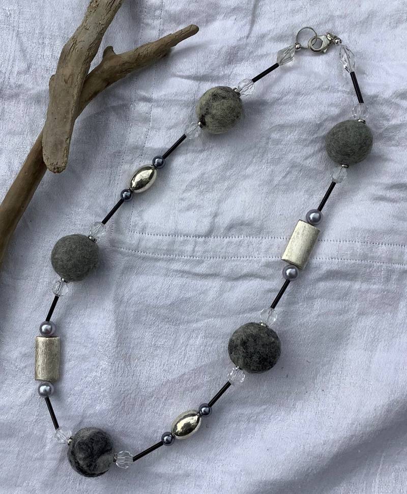 Unikat Filzkette Filzkugelkette Glaskristall Metallperlen Grau Silber Schwarz Filzschmuck ~ 69cm Länge von SaraundOnsiFilzerei