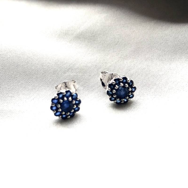 Echte Blaue Saphir-Cluster-Blüten-Ohrringe von SarayaSilver