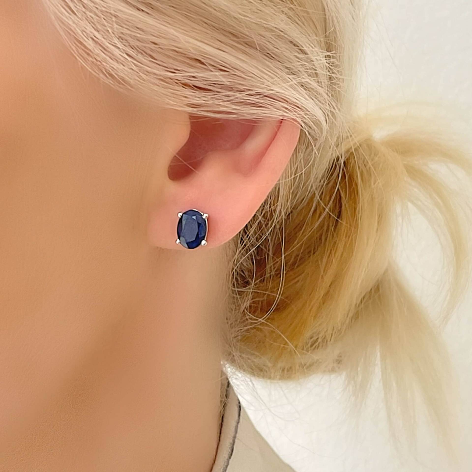 Echte Blauer Saphir 6x8 Solitaire Oval Silber Ohrstecker von SarayaSilver