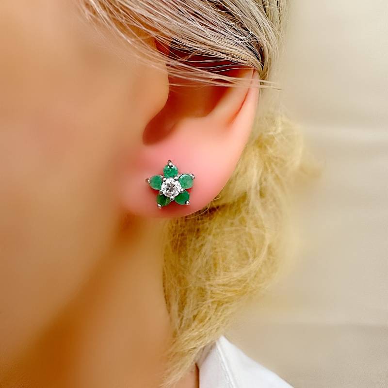 Echte Smaragd Blume Silber Ohrstecker von SarayaSilver