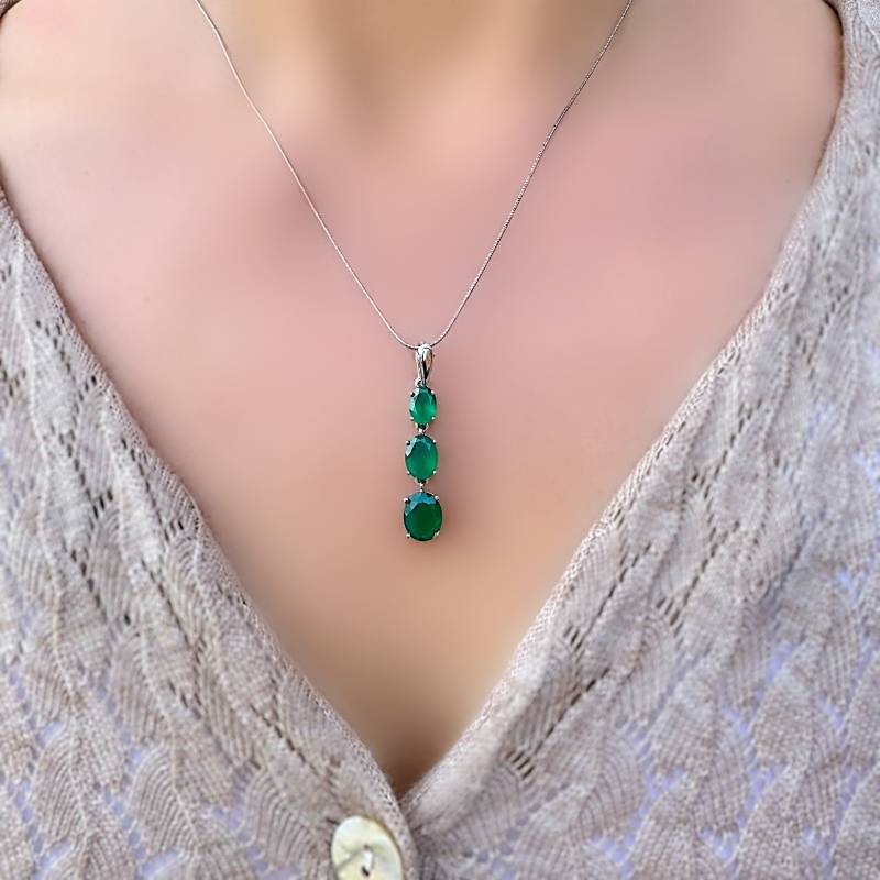 Echte Smaragd Drei Stein Oval Abgestufte Silber Anhänger Halskette von SarayaSilver