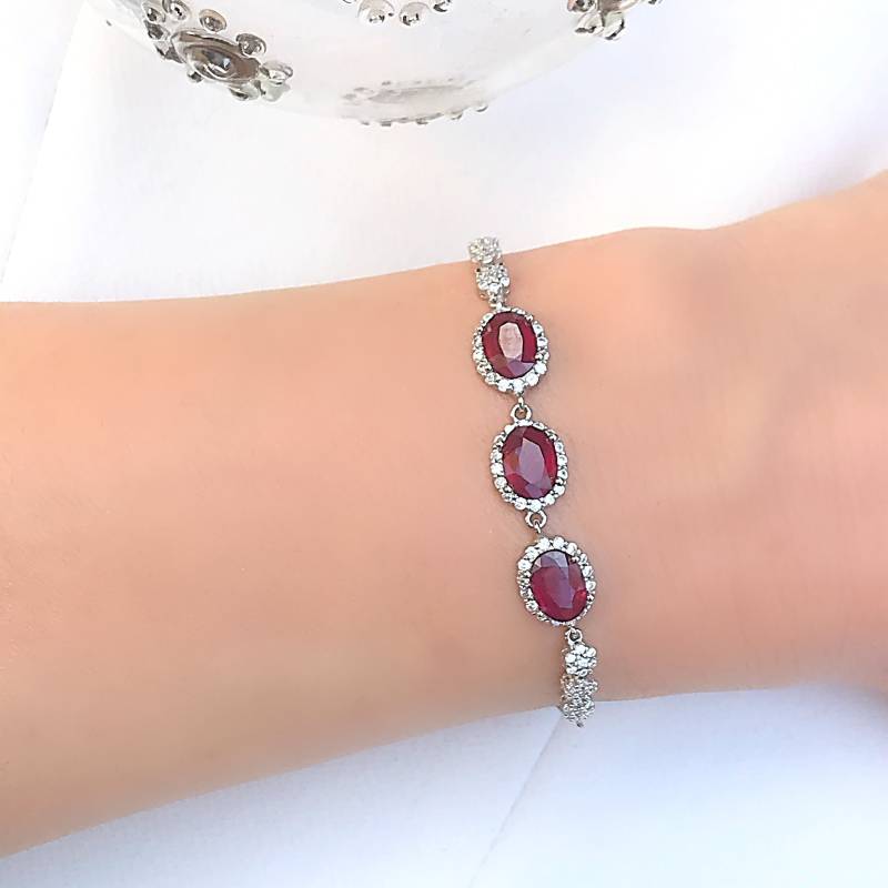 Echter Rubin 3 Stein Oval Halo Silber Armband von SarayaSilver