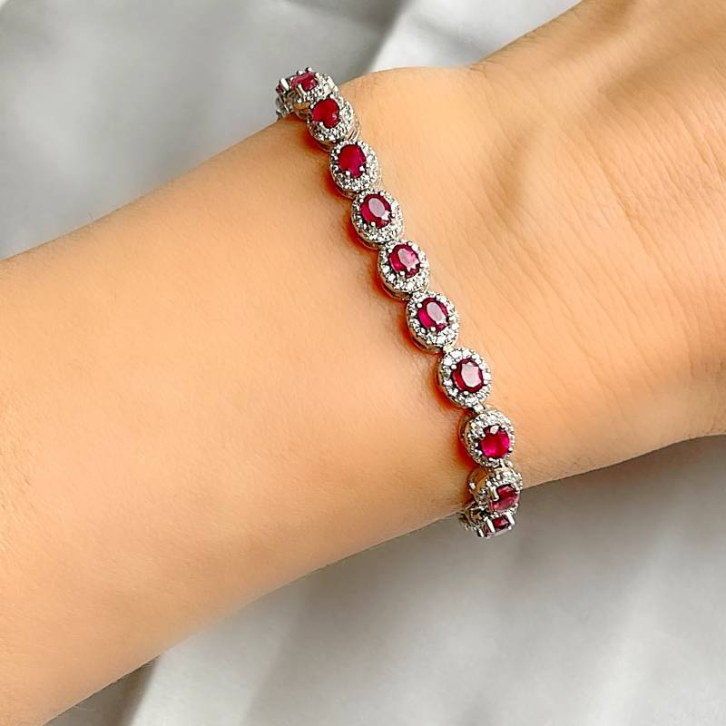 Echtes Rubin Und Weißer Topas Halo Einstellbares Silber Slider Armband von SarayaSilver