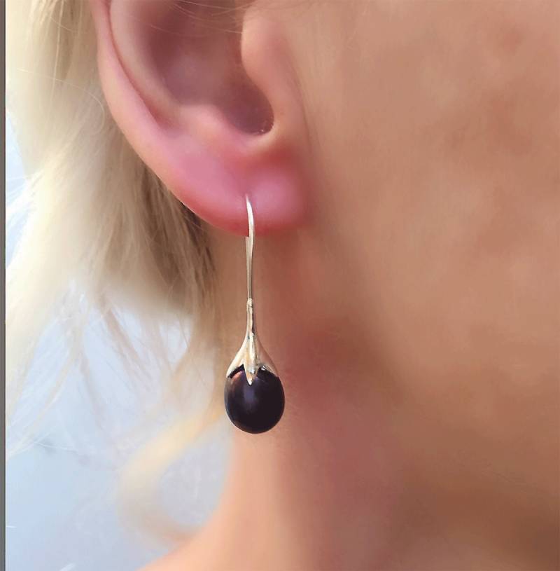 Natürliche Perle Schwarz Süßwasserperle Tulip Tropfen Ohrringe von SarayaSilver