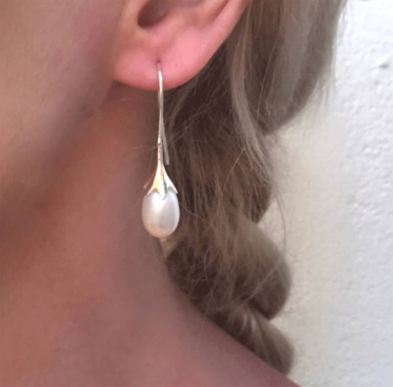 Natürliche Weiße Perle Tulip Baumeln Tropfen Silber Ohrringe von SarayaSilver