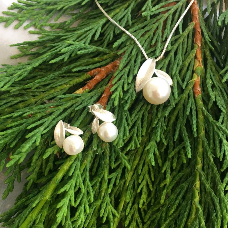 Silber Natürliche Perle Double Leaf Set Ohrringe & Anhänger von SarayaSilver