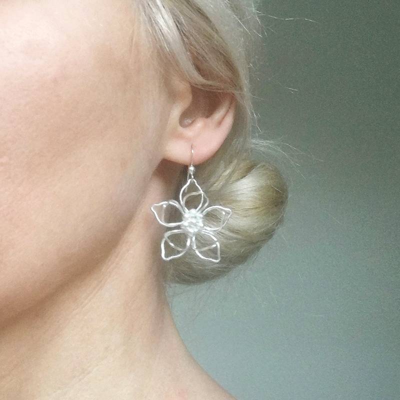 Silber Wired Blumen Tropfen Ohrringe von SarayaSilver