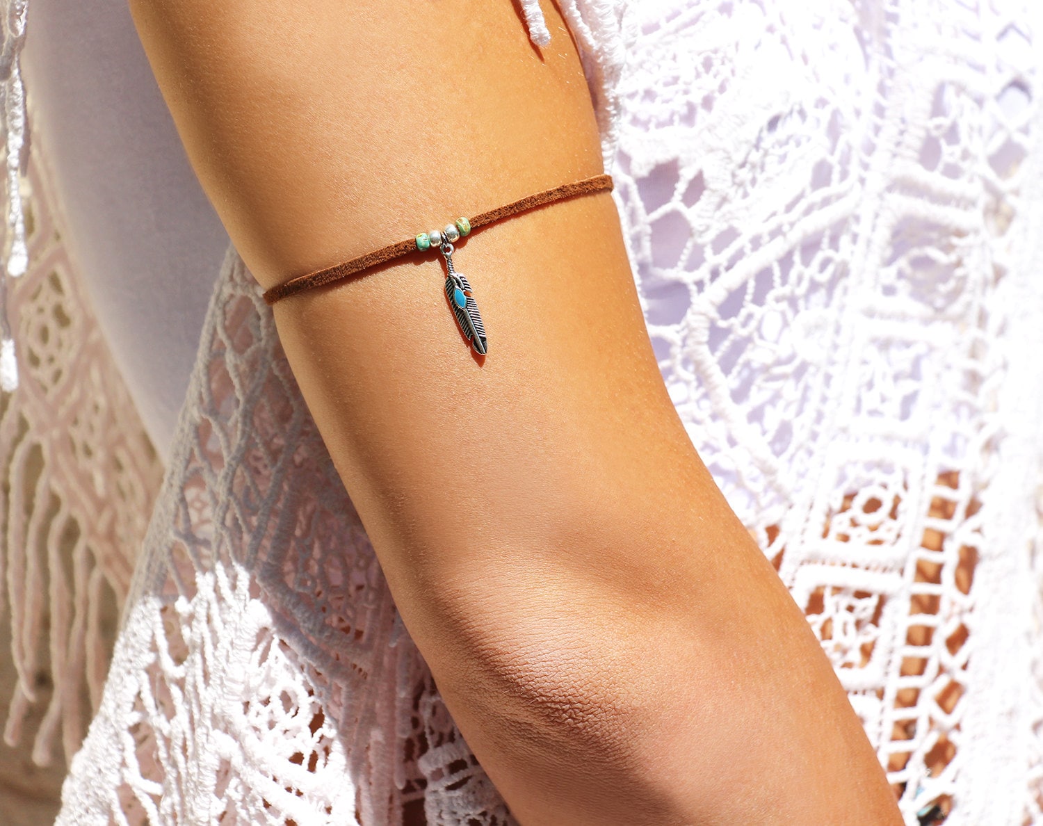 Armband Aus Naturbraunem Leder - Braunem Lederband Sommerschmuck Silbernen Federn Festival Im Ethno-Chic-stil Armband Aus Naturbraunem Leder - Braunem Lederband Sommerschmuck Silbernen Federn Festival Im Ethno-Chic-stil von Sarayana