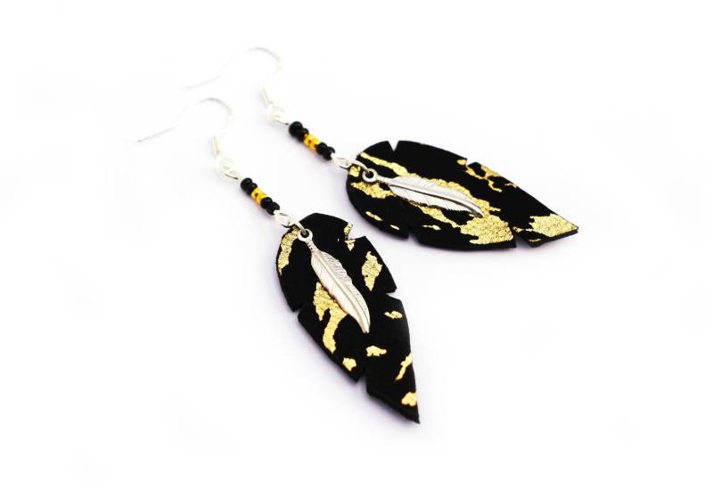 Frau-Weihnachts-Geschenk - Leder in Schwarz Und Gold Ohrringe "Pflaume", 925 Silber Haken Frau-Weihnachts-Geschenk - Leder in Schwarz Und Gold Ohrringe "Pflaume", 925 Silber Haken von Sarayana