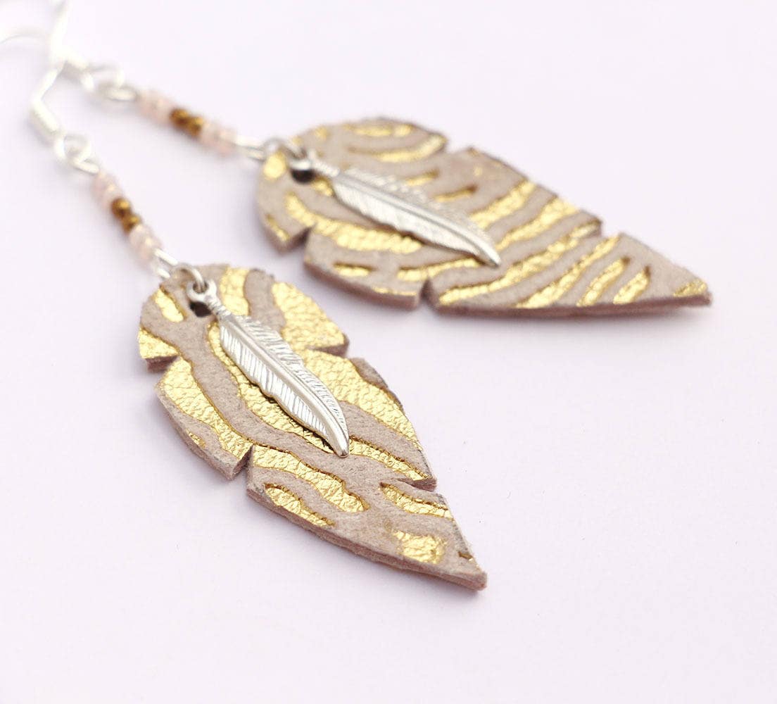 Frau-Weihnachts-Geschenk - Ohrringe "Pflaume" Leder Rosa Pulver Und Goldenen, Silbernen Feder, 925 Silber Haken Frau-Weihnachts-Geschenk - Ohrringe "Pflaume" Leder Rosa Pulver Und Goldenen, Silbernen Feder, 925 Silber Haken von Sarayana