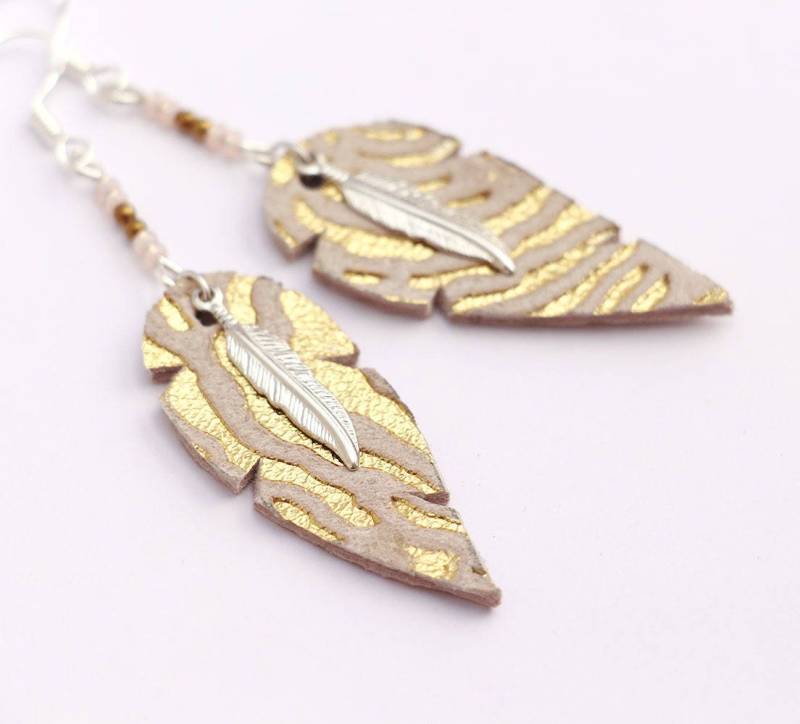 Frau-Weihnachts-Geschenk - Ohrringe "Pflaume" Leder Rosa Pulver Und Goldenen, Silbernen Feder, 925 Silber Haken von Sarayana