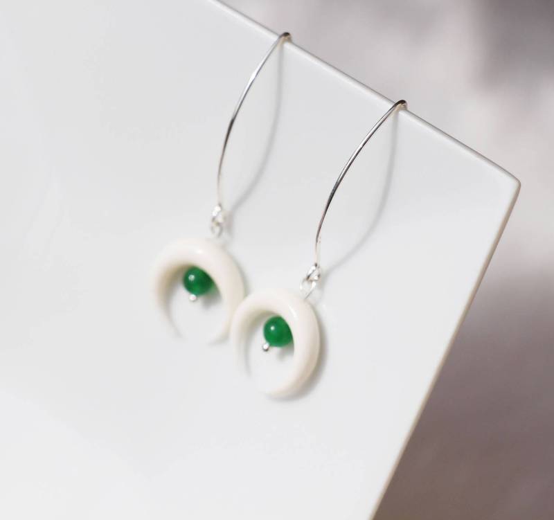 Frau Weihnachtsgeschenk - Ohrringe "Nokomis" Lange Silberne Haken, Weiße Knochen, Jade von Sarayana