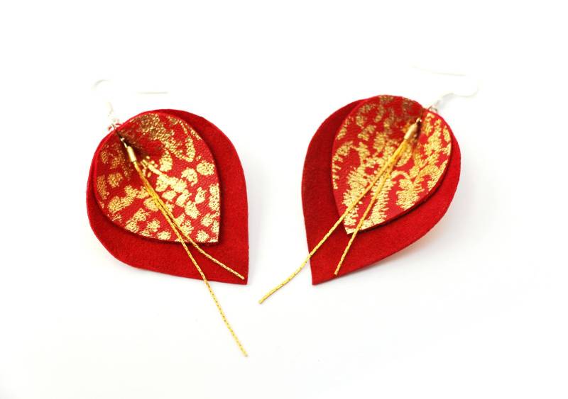 Geschenk Weihnachten Frau - "Moon Flower" Ohrringe Rot Samt Und Roten Reflexionen Leder Golden Geschenk Weihnachten Frau - "Moon Flower" Ohrringe Rot Samt Und Roten Reflexionen Leder Golden von Sarayana