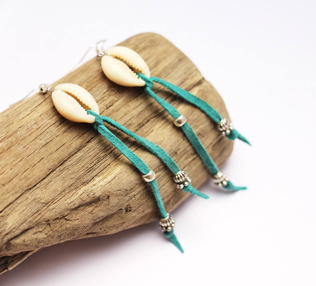 Geschenk Weihnachten Frau - Ohrringe "Kauri" Fringe Leder Türkis Geschenk Weihnachten Frau - Ohrringe "Kauri" Fringe Leder Türkis von Sarayana