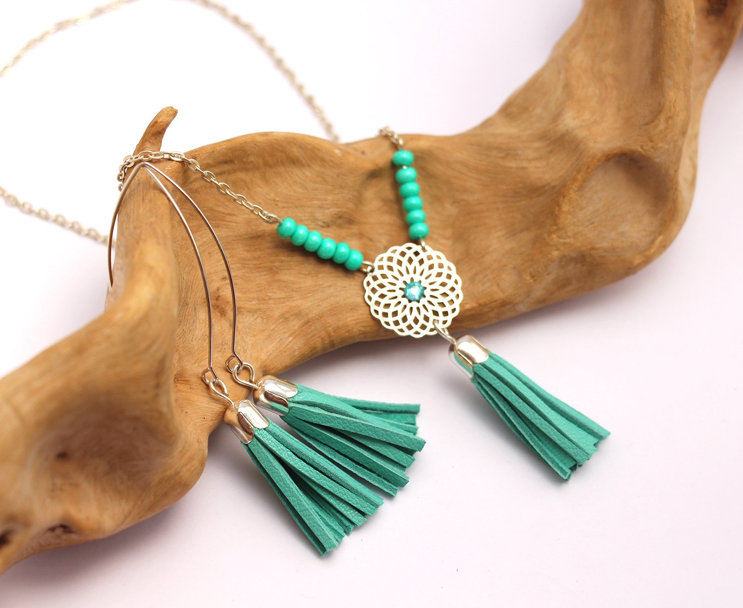 Halskette Sautoir "Gipsy" - Minze Und Silber Halsband Quaste Fransen Leder Mint Pompom Vergoldete Kette Geld-Boho-Chic Halskette Sautoir "Gipsy" - Minze Und Silber Halsband Quaste Fransen Leder Mint Pompom Vergoldete Kette Geld-Boho-Chic von Sarayana
