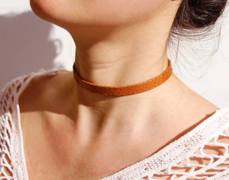 Jetzige Frau Weihnachten - Kurze Halskette Aus Leder Braun Schlangenleder 10 Mm Hals Jetzige Frau Weihnachten - Kurze Halskette Aus Leder Braun Schlangenleder 10 Mm Hals von Sarayana