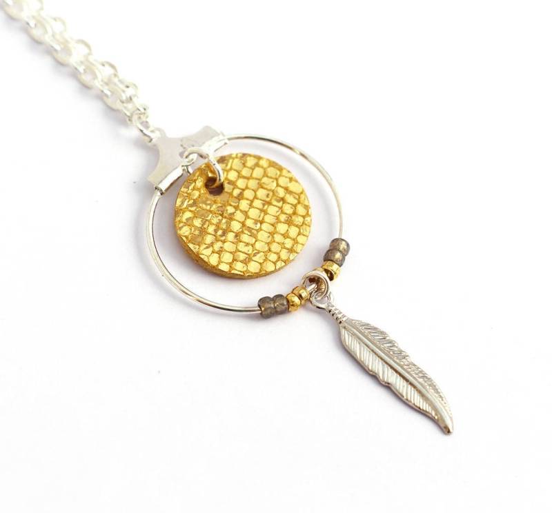 Jetzige Frau Weihnachten - "Nikiti" Strukturiertem Leder Zander, Feder, Vergoldete Halskette von Sarayana