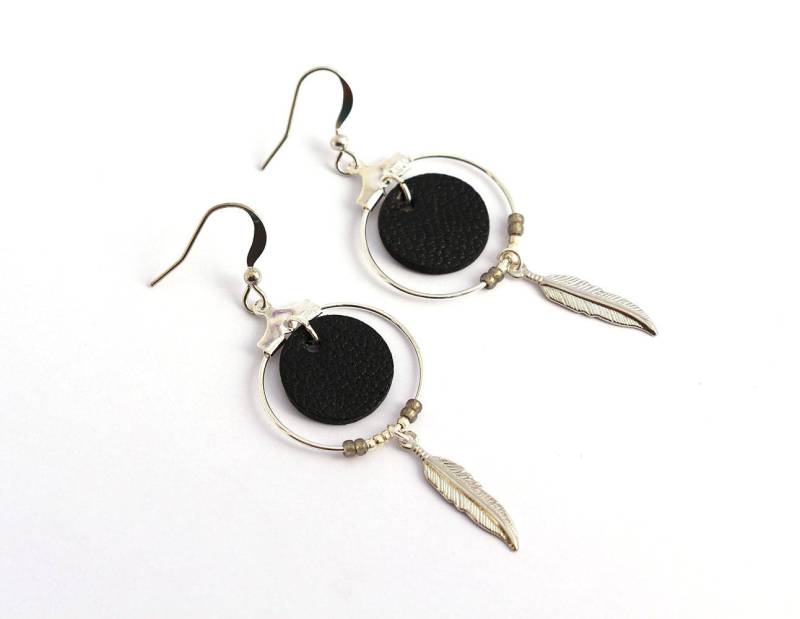 Jetzige Frau Weihnachten - Ohrringe "Nikiti" Schwarzen Leder, Federn, Silber Vergoldet Jetzige Frau Weihnachten - Ohrringe "Nikiti" Schwarzen Leder, Federn, Silber Vergoldet von Sarayana