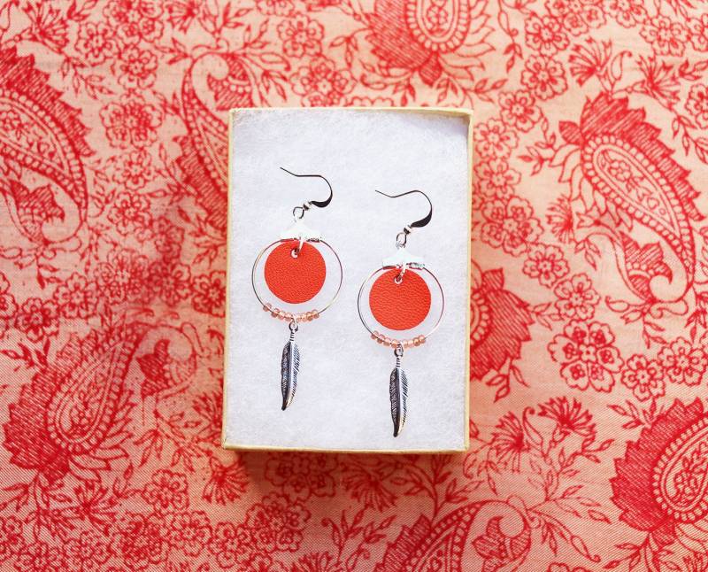 Jetzige Frau Weihnachten - Vermilion Ohrringe "Nikiti" Rotes Leder, Feder, Vergoldeten Silber Jetzige Frau Weihnachten - Vermilion Ohrringe "Nikiti" Rotes Leder, Feder, Vergoldeten Silber von Sarayana